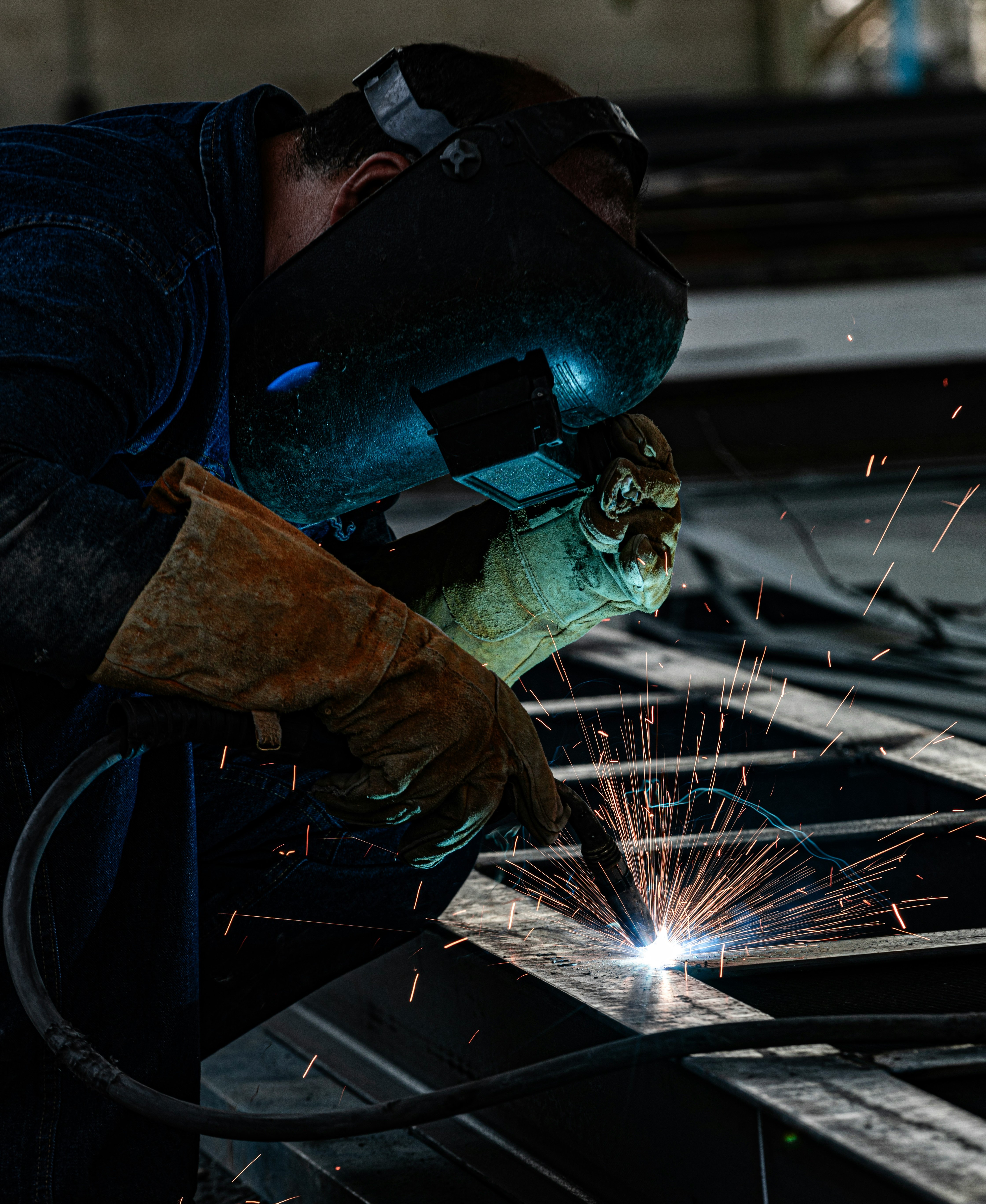 工人进行匠心级别专业焊接操作